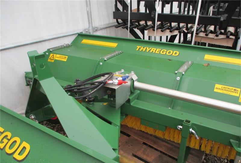 Broom Thyregod TK 2300 NY kost med hydraulisk sving og PTO-træ