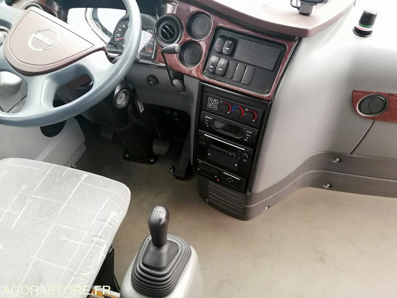 School bus Car Isuzu Turquoise - 2017 - 110 000 km