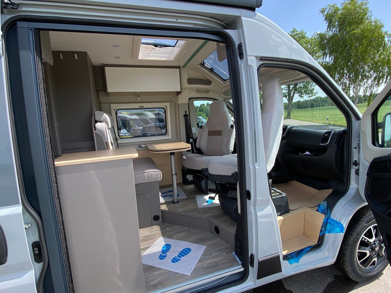 Camper van Carado CV 600 Dieselstandheizung, Skyroof, white Label