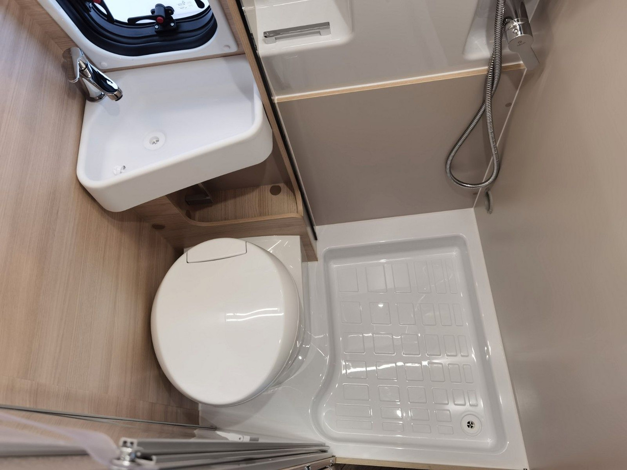 Camper van Chausson V697 SPORT LINE / 8G - AUTOMATIK / EINZELBETTEN