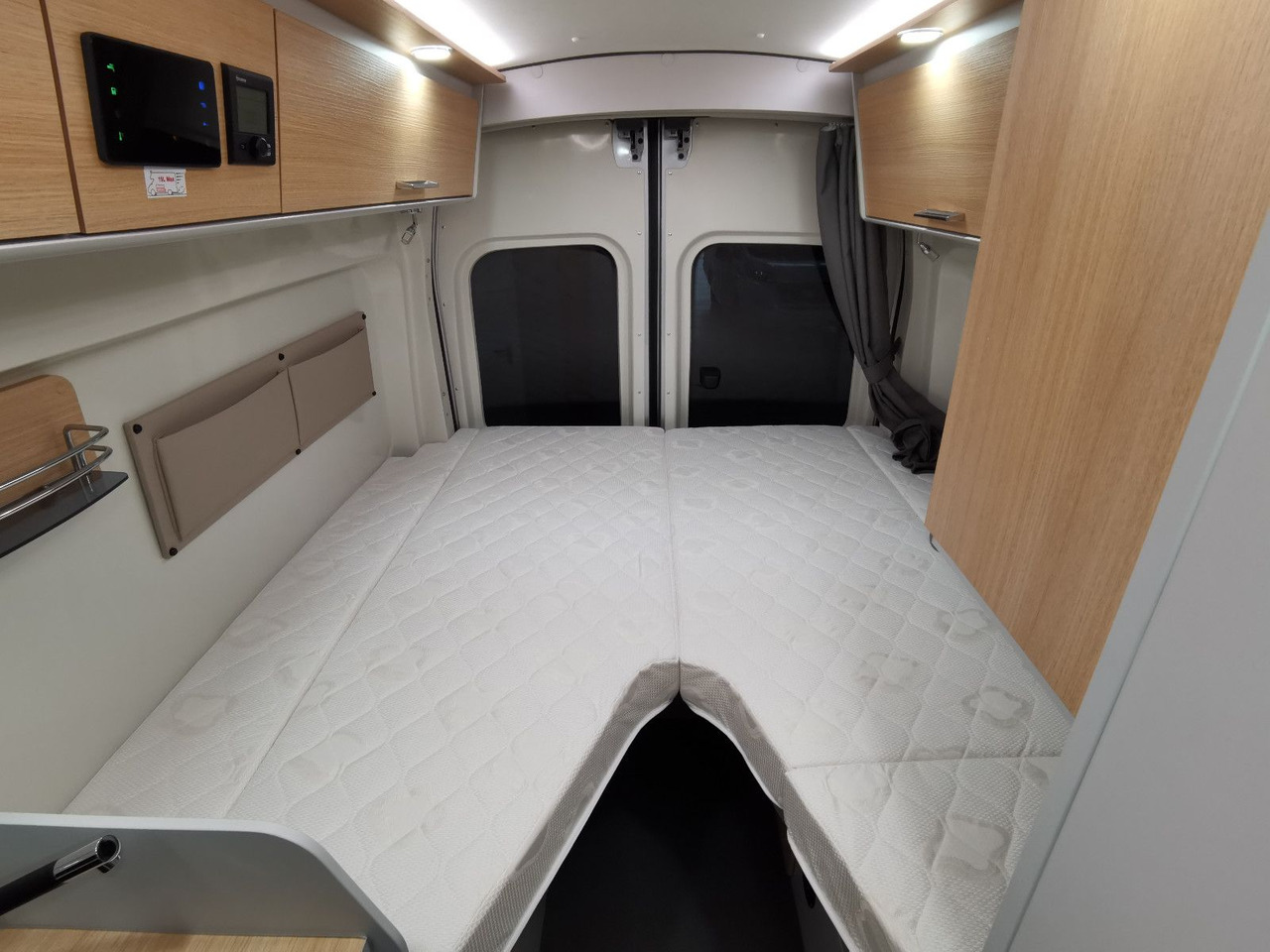 Camper van Karmann DEXTER 570 /170PS-4x4 /SOLAR/ AHK / EINZELBETTEN