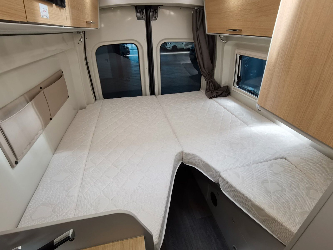 Camper van Karmann DEXTER 570 / 170PS-4x4 /SOLAR/ AHK/ EINZELBETTEN