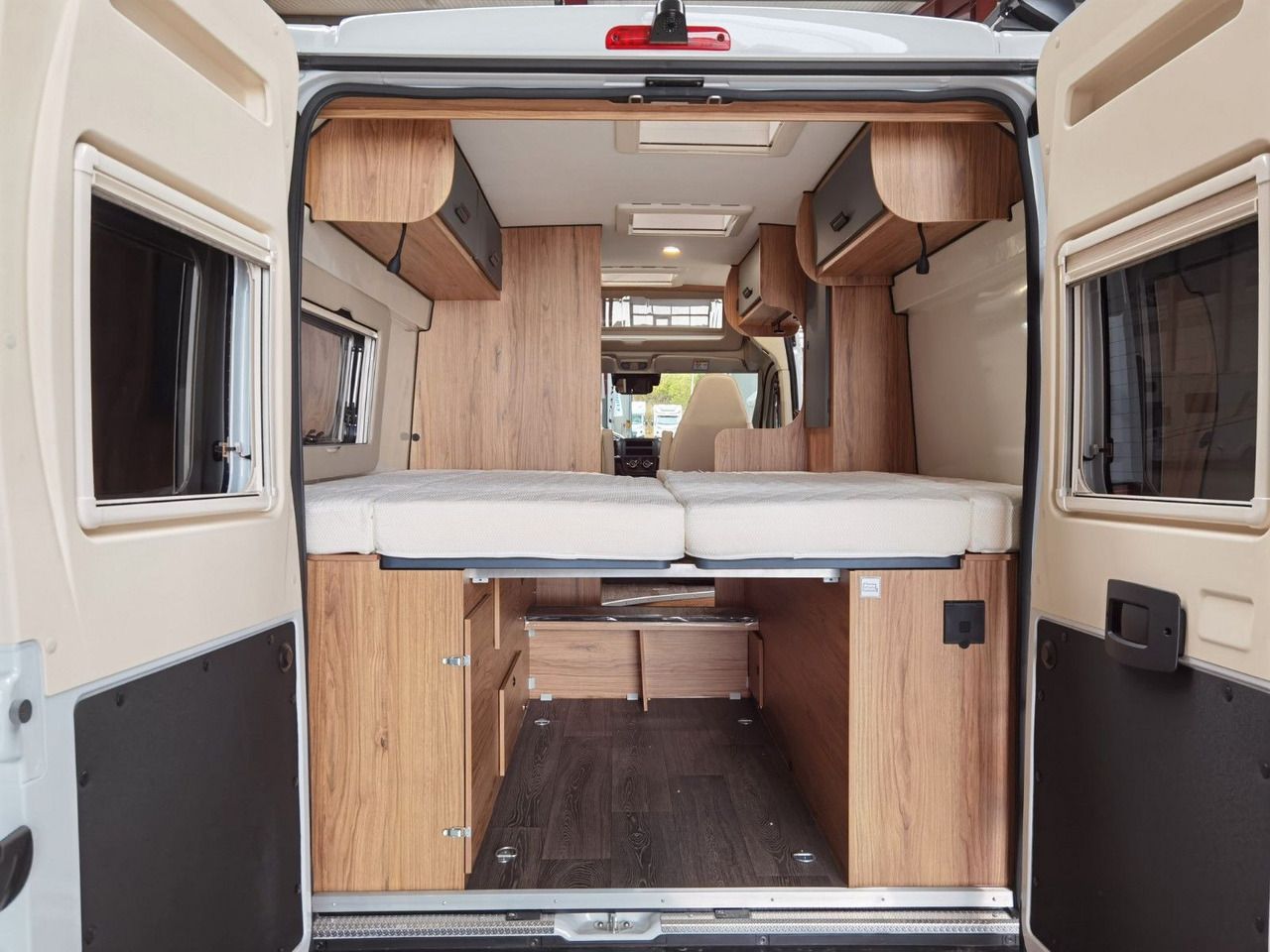 Camper van Karmann DEXTER 600 / -2026- /8G.AUTOMATIK / EINZELBETTEN