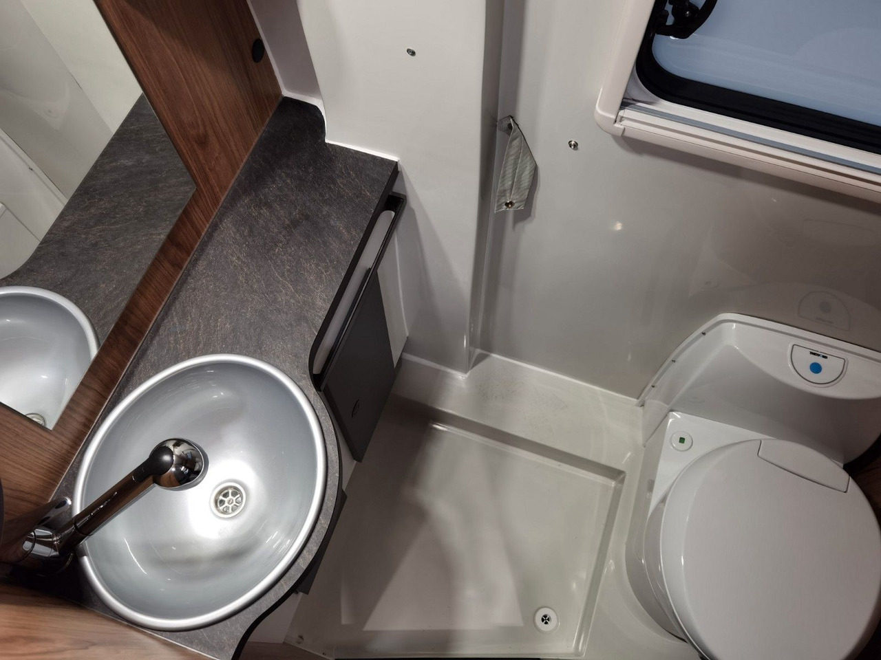 Camper van Karmann DEXTER 600 / -2026-/ EINZELBETTEN  &amp; BAR VERSION