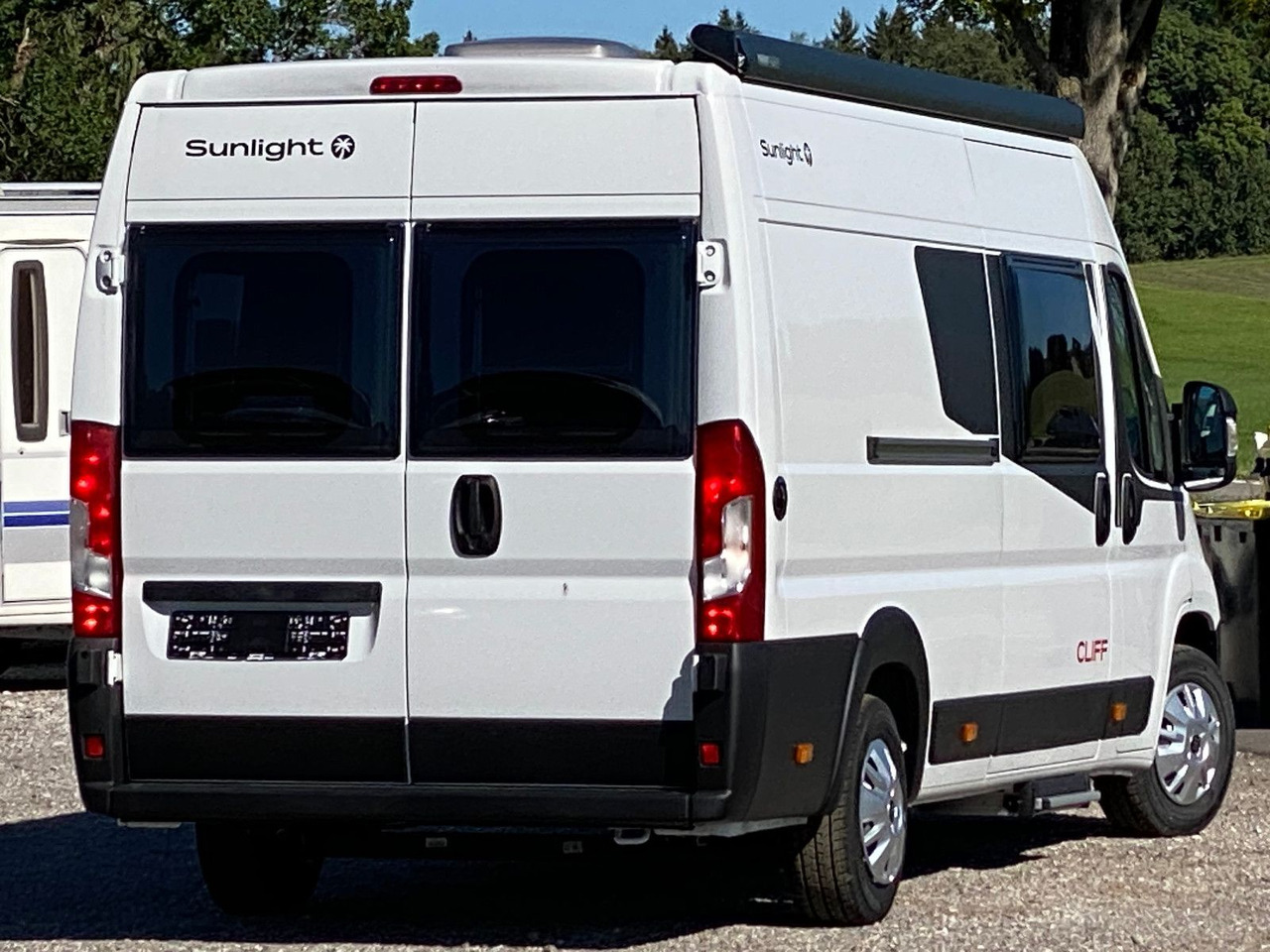 Camper van Sunlight Cliff 640 mit Längsbetten,Modell 25