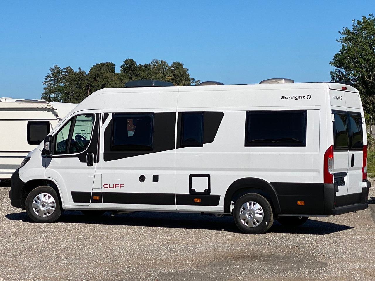 Camper van Sunlight Cliff 640 mit Längsbetten,Modell 25