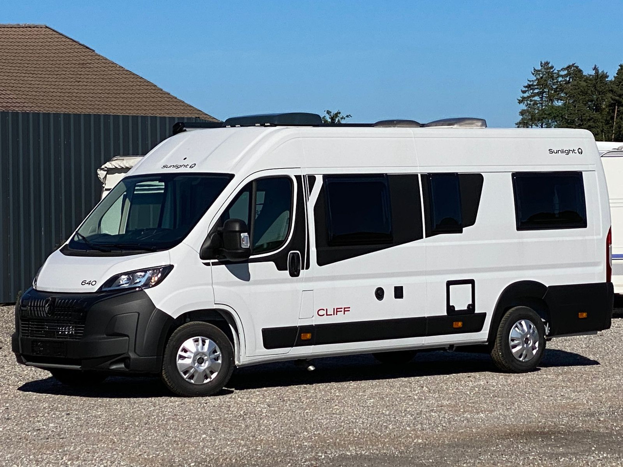 Camper van Sunlight Cliff 640 mit Längsbetten,Modell 25