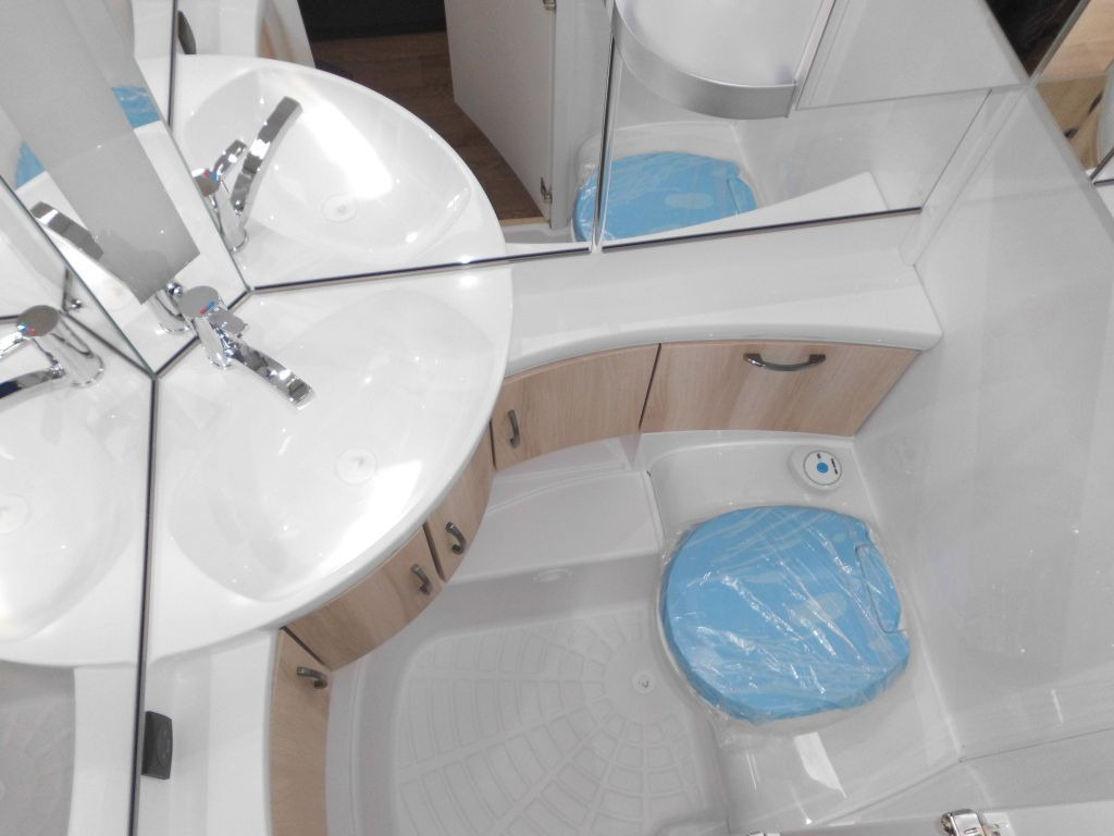 Caravan Hobby De Luxe 495 UL 2026 AUTARK 1800kg. Ambiente++