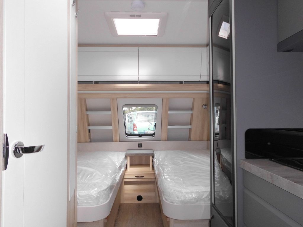 Caravan Hobby De Luxe 495 UL 2026 AUTARK 1800kg. Ambiente++