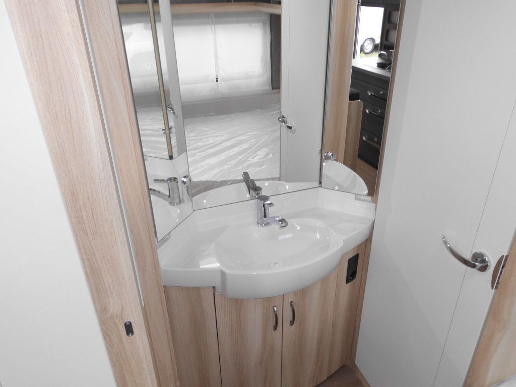 Caravan Hobby De Luxe 540 KMFe 2026 GARAGE AUTARK 1800kg.