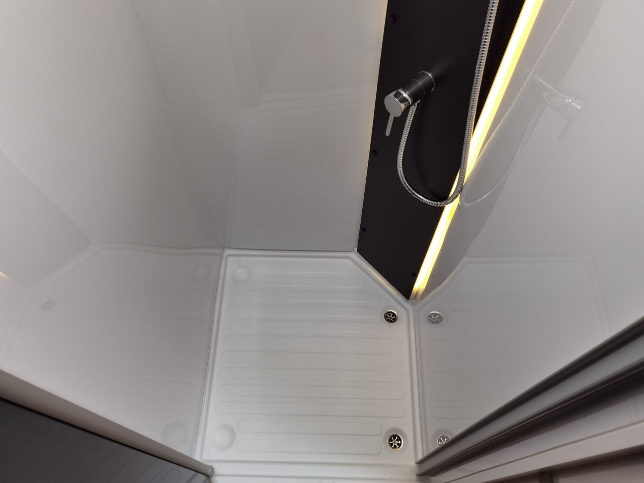 Semi-integrated motorhome Chausson 630 TITANIUM / - 2026 - / EINZEL. - HUBBETTEN