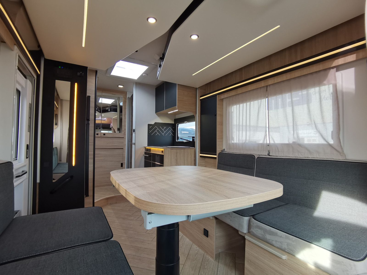 Semi-integrated motorhome Chausson 630 TITANIUM / - 2026 - / EINZEL. - HUBBETTEN