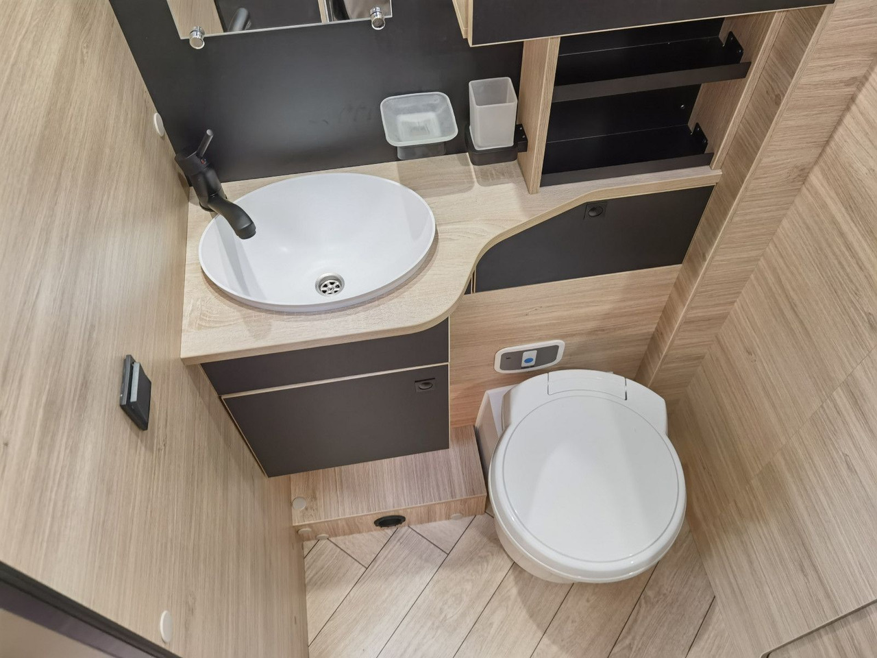 Semi-integrated motorhome Chausson 630 TITANIUM / - 2026 - / EINZEL.- HUBBETTEN