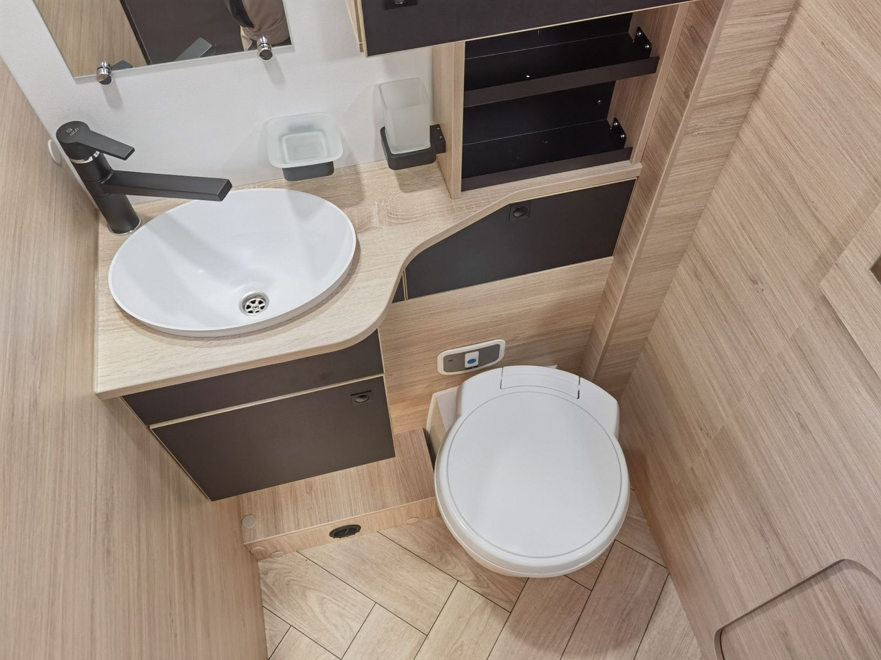 Semi-integrated motorhome Chausson 630 TITANIUM / - 2026 - / EINZEL.- HUBBETTEN
