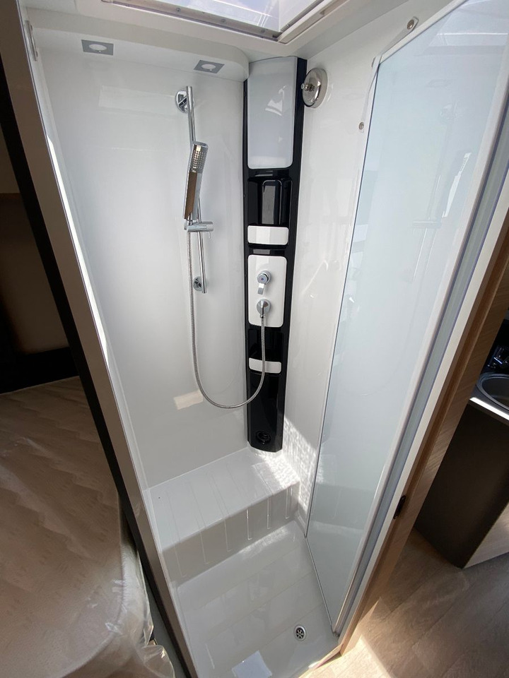 Semi-integrated motorhome Hobby Optima De Luxe T70 GE