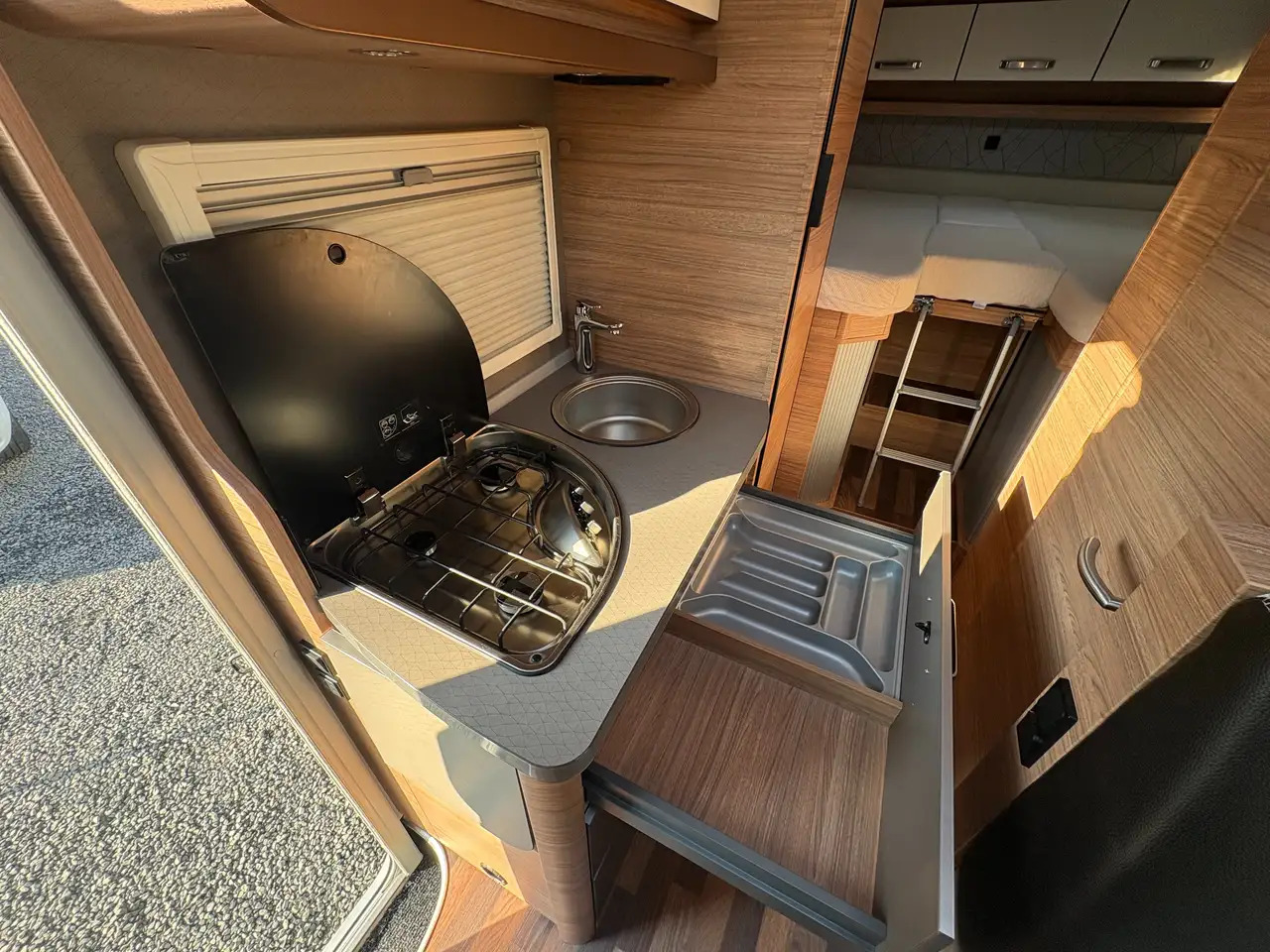 Semi-integrated motorhome Weinsberg CaraCompact 600 MEG PEPPER