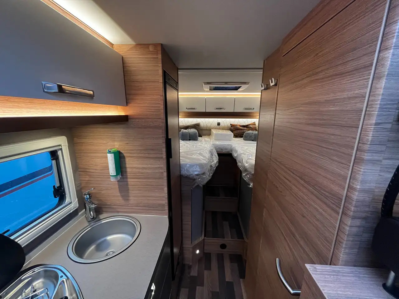 Semi-integrated motorhome Weinsberg CaraCompact 600 MEG Pepper Mietwagen Verfügbar