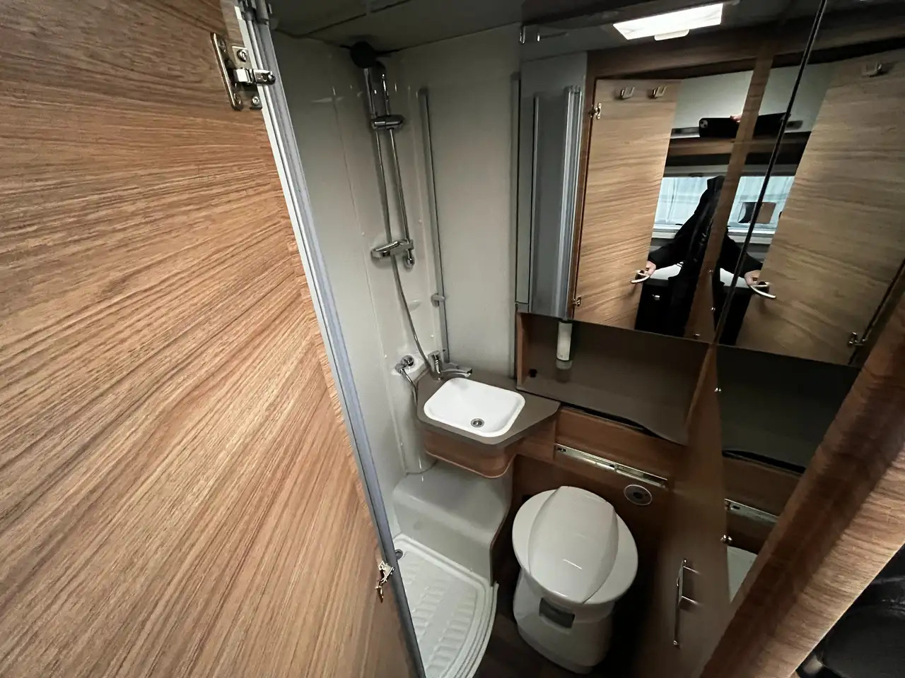 Semi-integrated motorhome Weinsberg CaraCompact 600 MEG Pepper Mietwagen Verfügbar
