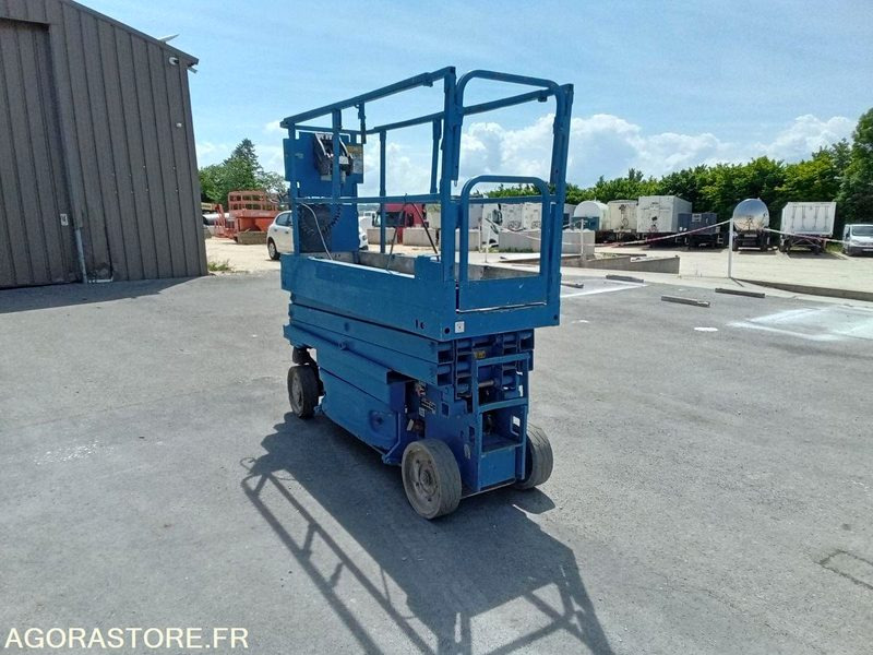 Aerial platform Nacelle electrique à ciseaux JLG 2030ES