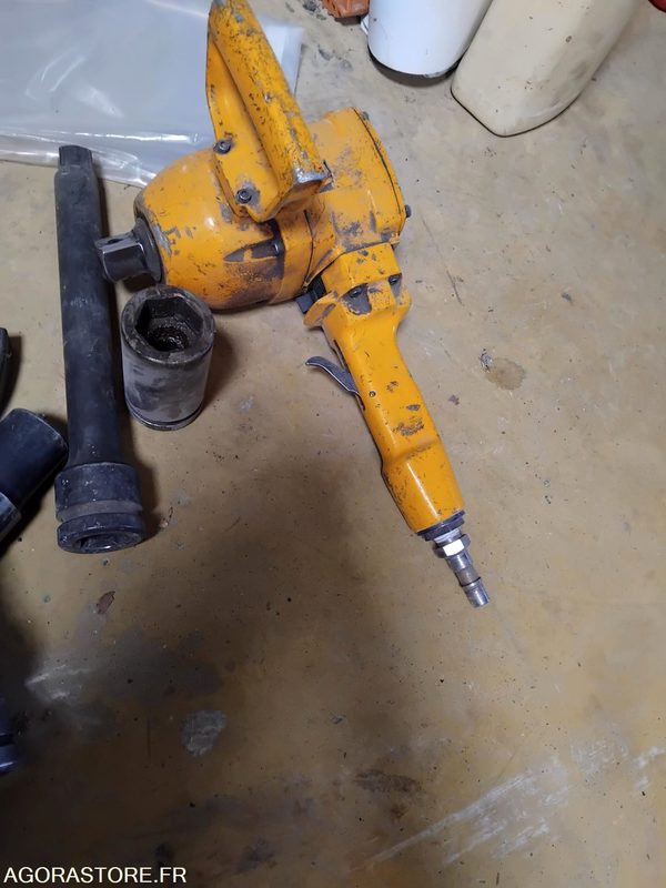 Air compressor 1 Compresseur mobile (+1 marteau perforateur,4 spatules,7 burins,1meuleuse,1 déb