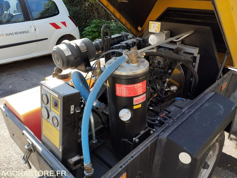 Air compressor COMPRESSEUR DE CHANTIER KAESER M31 de 2002  8109VE99