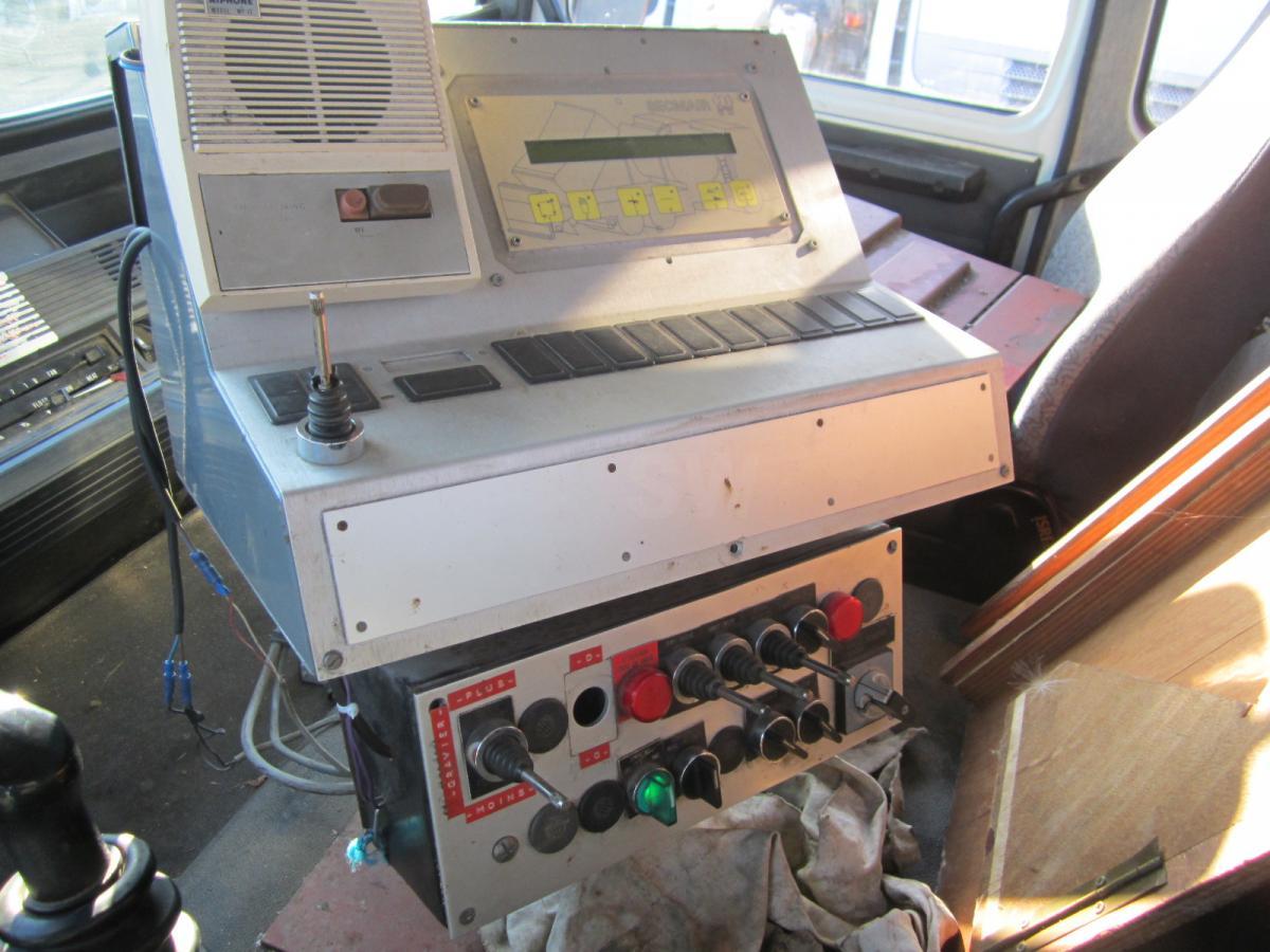 Asphalt distributor Renault G 300