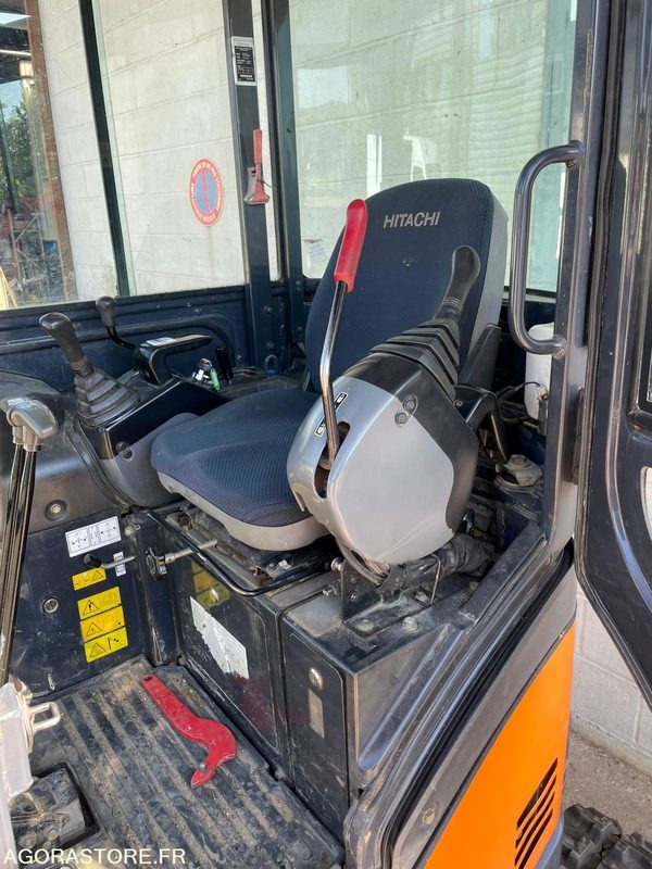 Excavator MINI-PELLE SUR CHENILLE CAOUTCHOUC HITACHI ZX17U-2  15CV 1.9T AVEC 3 GODETS