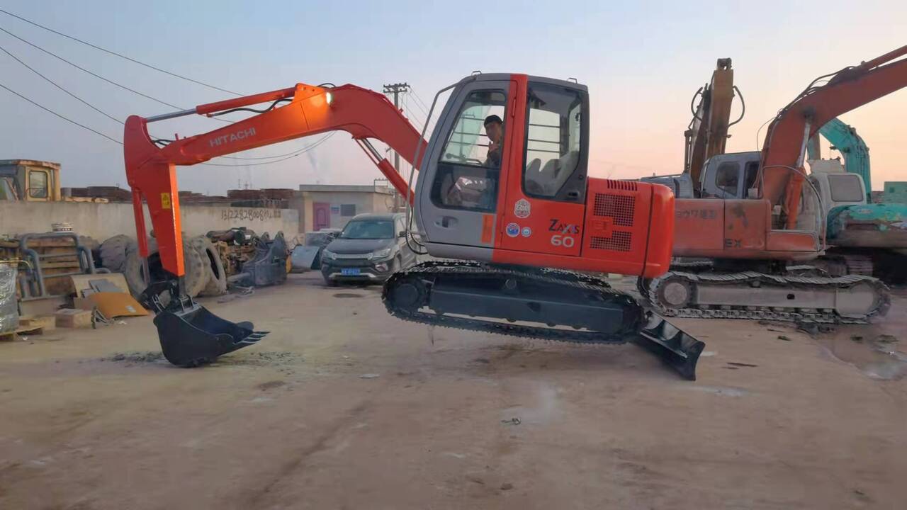 Crawler excavator HITACHI ZX60: picture 5