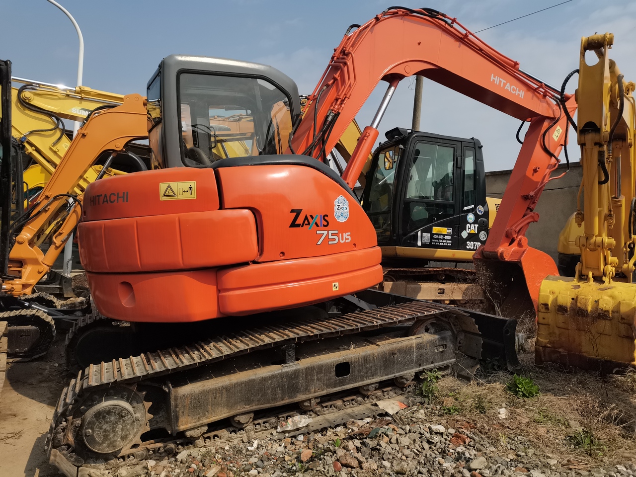 Crawler excavator HITACHI ZX75: picture 2