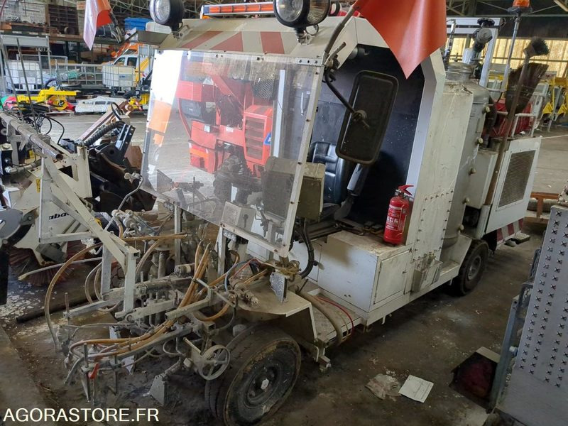 Construction machinery Scooter peinture routiere