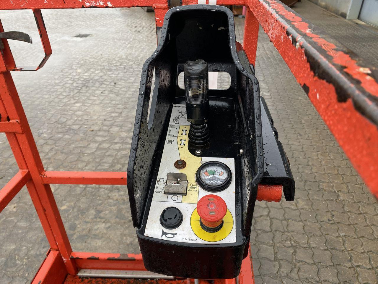 Vertical mast lift Skyjack SJ16