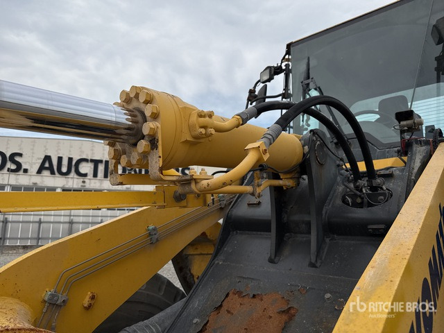 Wheel loader 2010 Komatsu WA380 6 Pala gommata