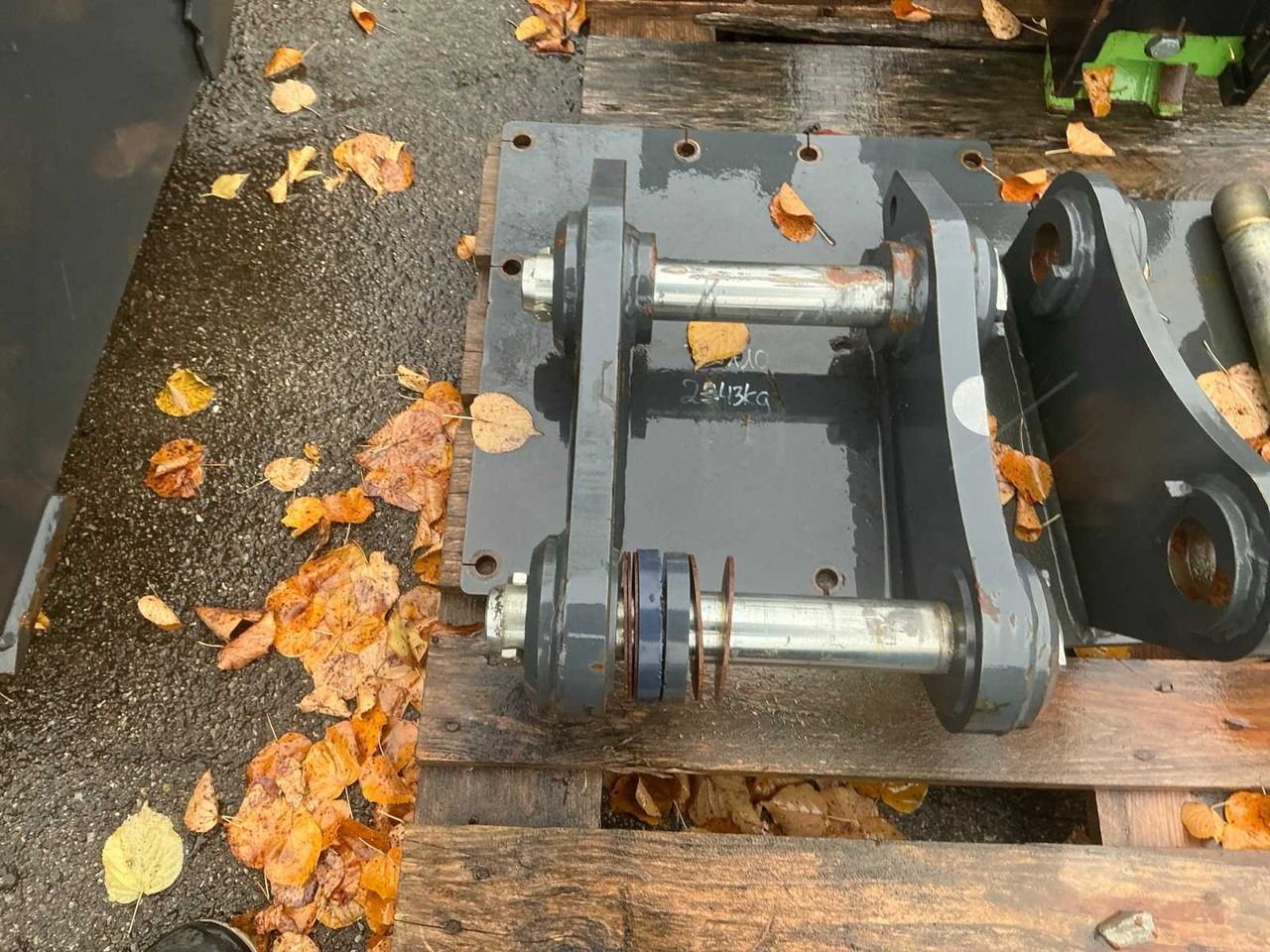 Wheel loader ADAPTER PLATE WITH BOLT HOLDER