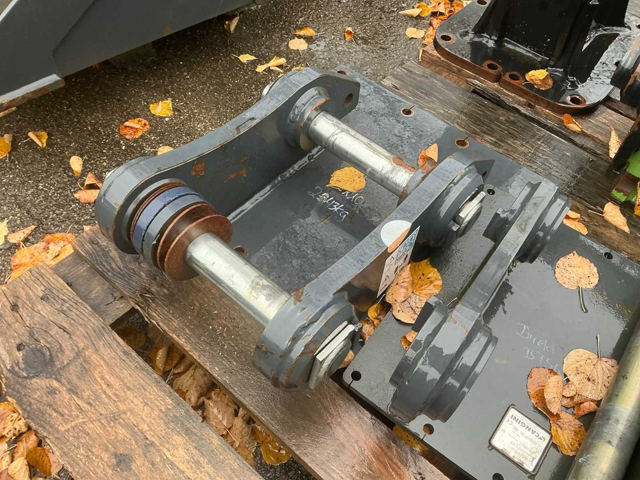 Wheel loader ADAPTER PLATE WITH BOLT HOLDER