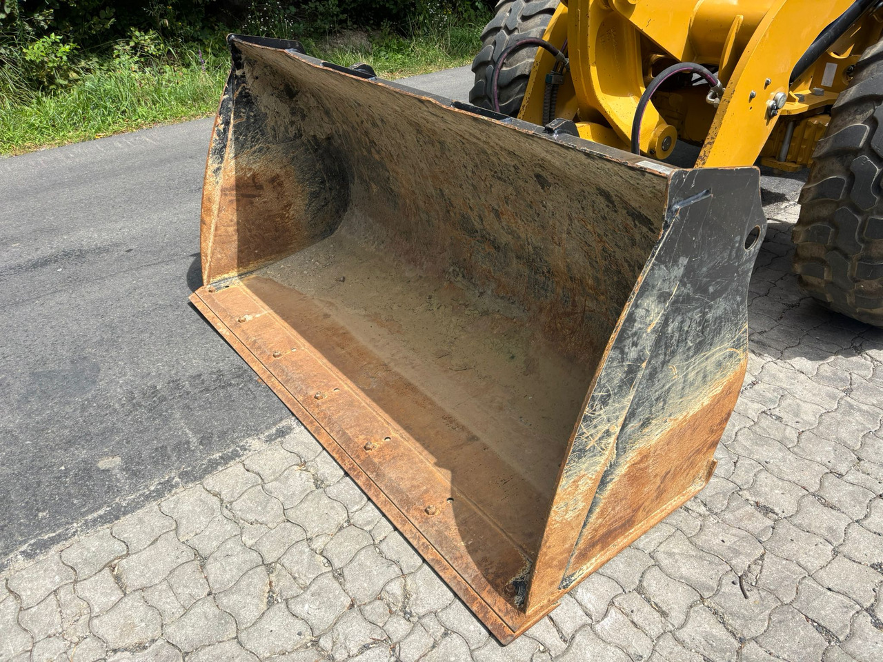 Wheel loader CATERPILLAR 908 M