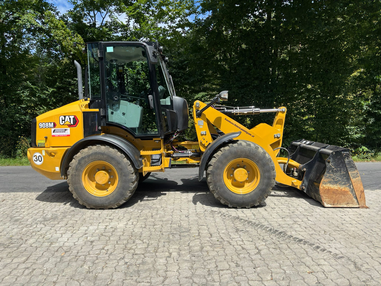 Wheel loader CATERPILLAR 908 M