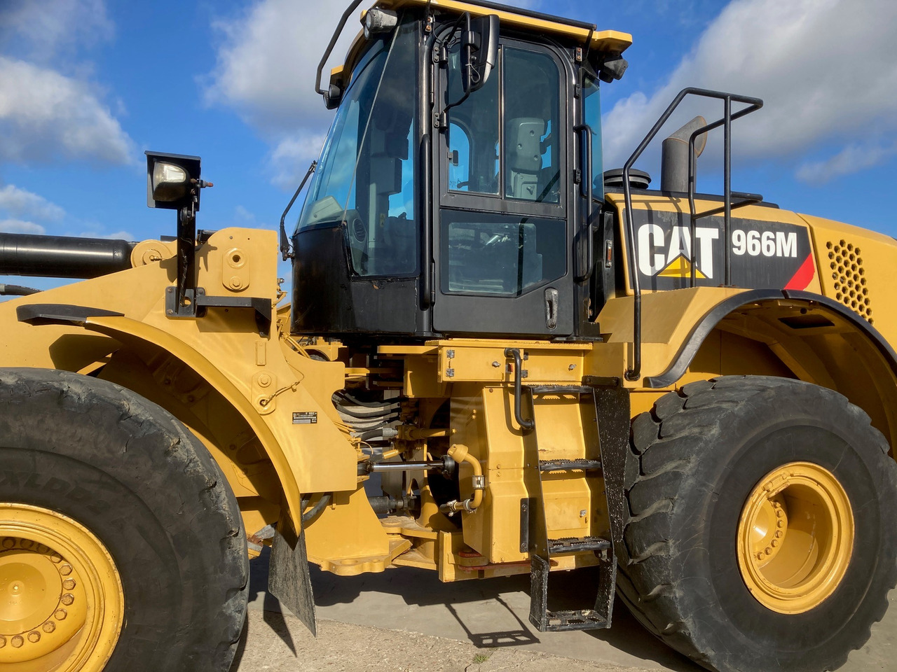 Wheel loader CATERPILLAR 966M