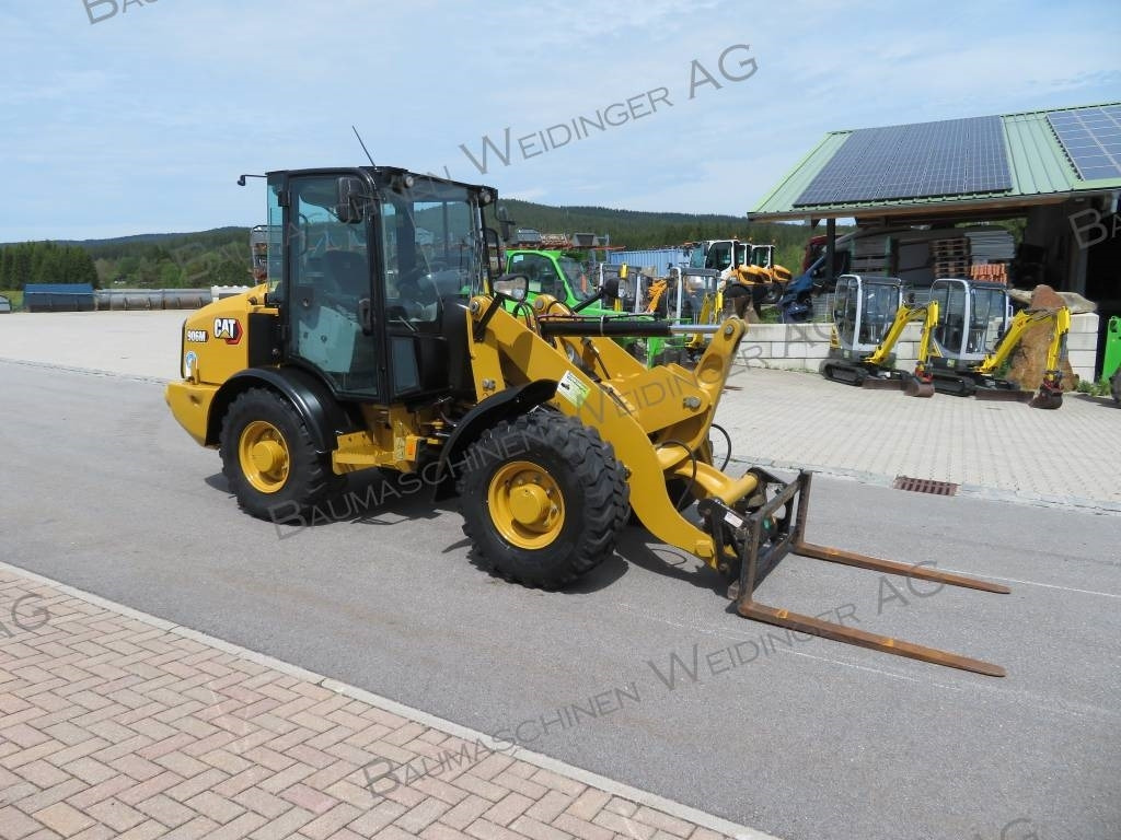 Wheel loader CAT 906M