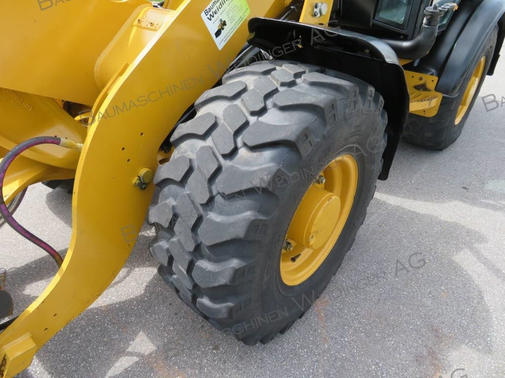 Wheel loader CAT 906M