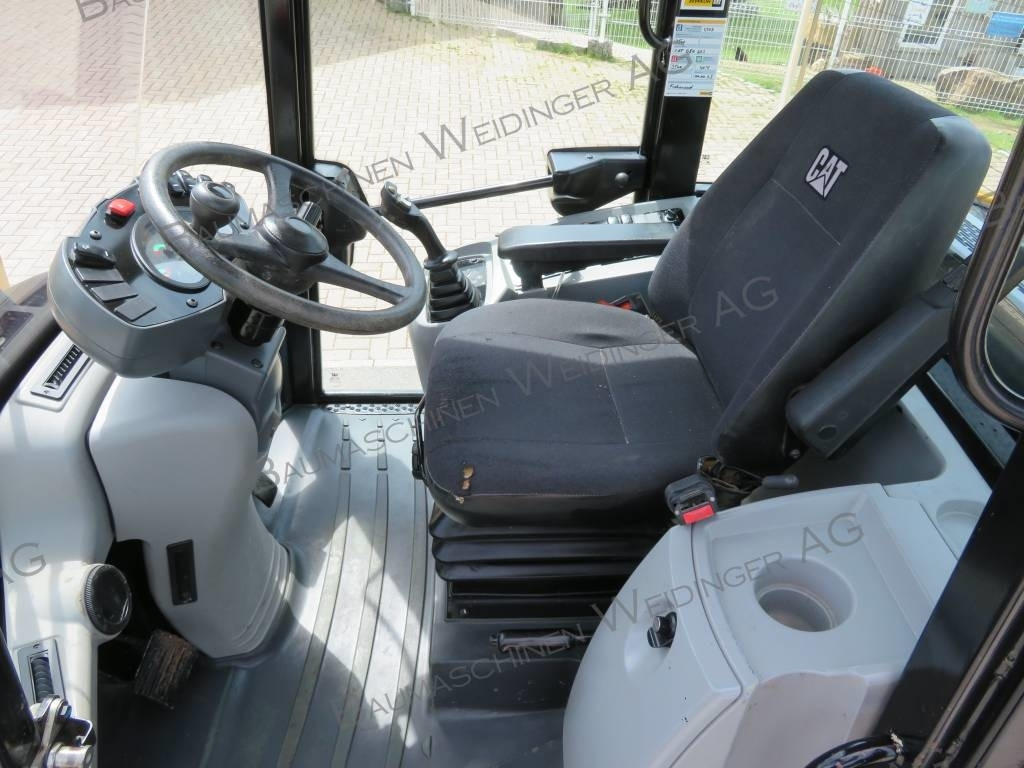 Wheel loader CAT 906M