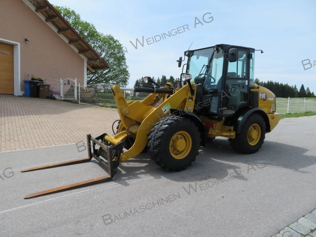 Wheel loader CAT 906M