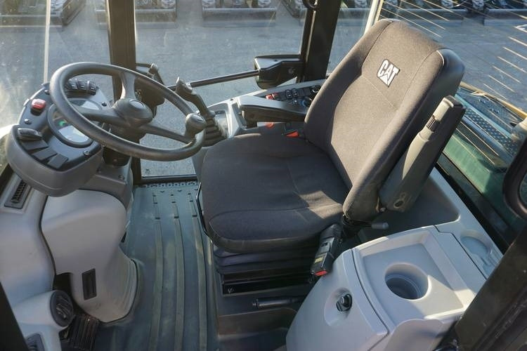 Wheel loader CAT 906M