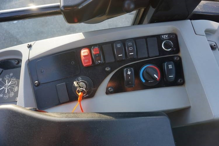 Wheel loader CAT 906M