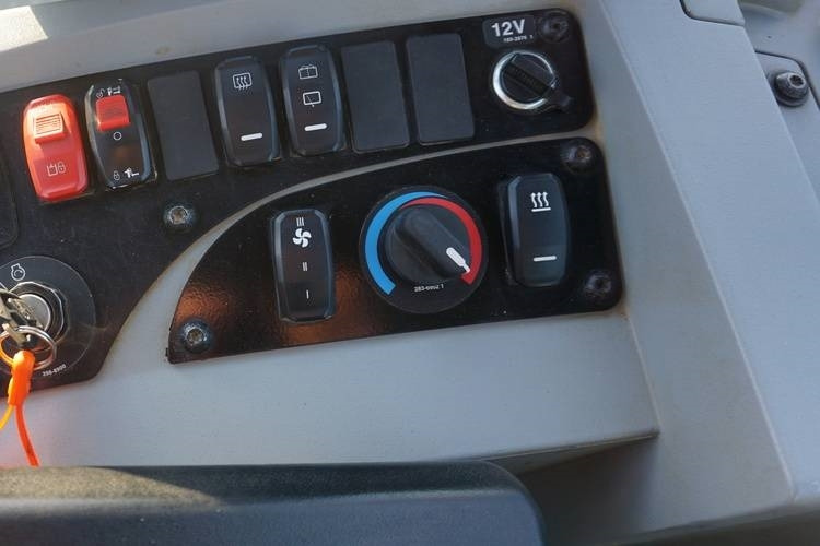 Wheel loader CAT 906M