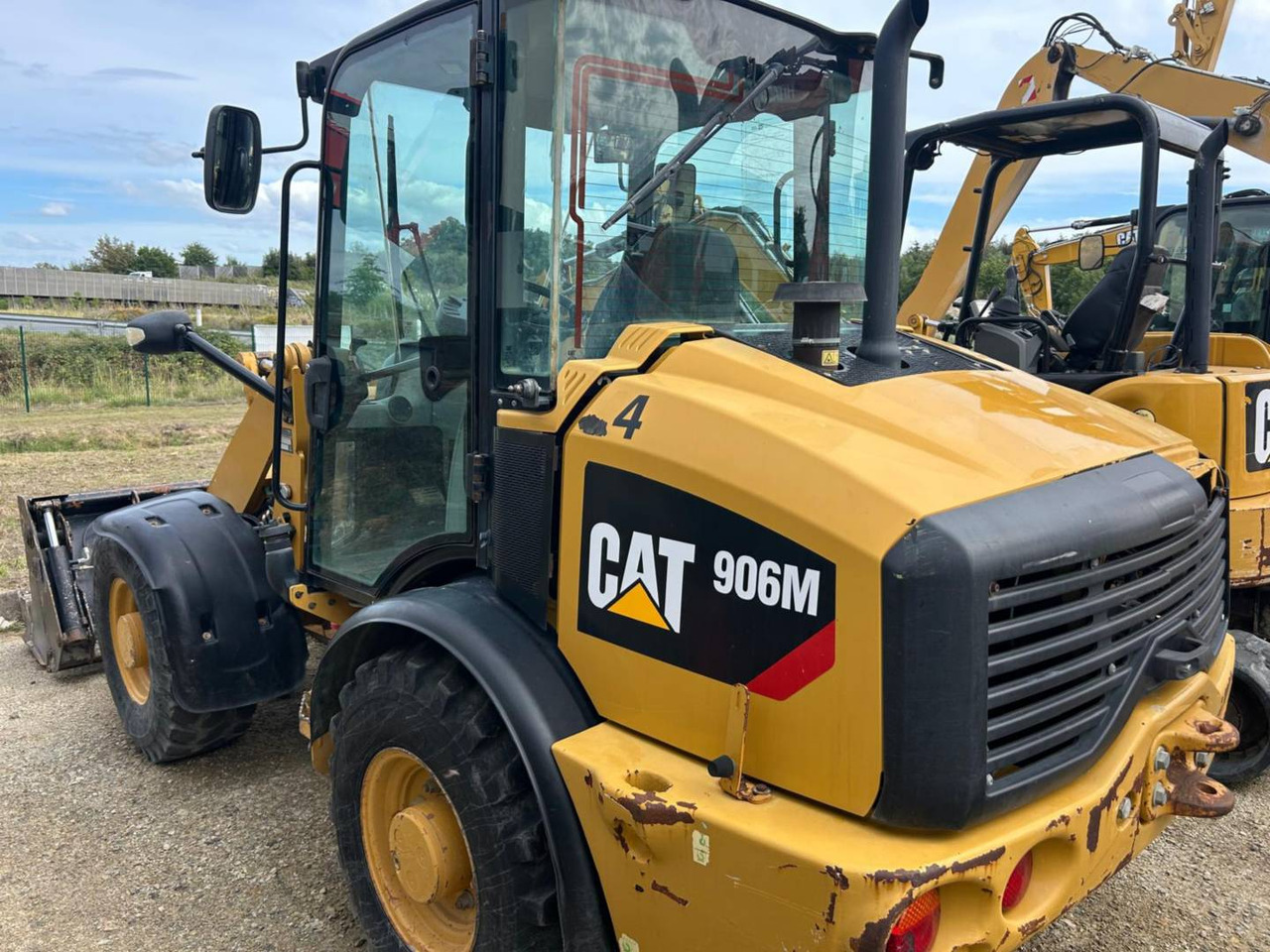 Wheel loader CAT 906M