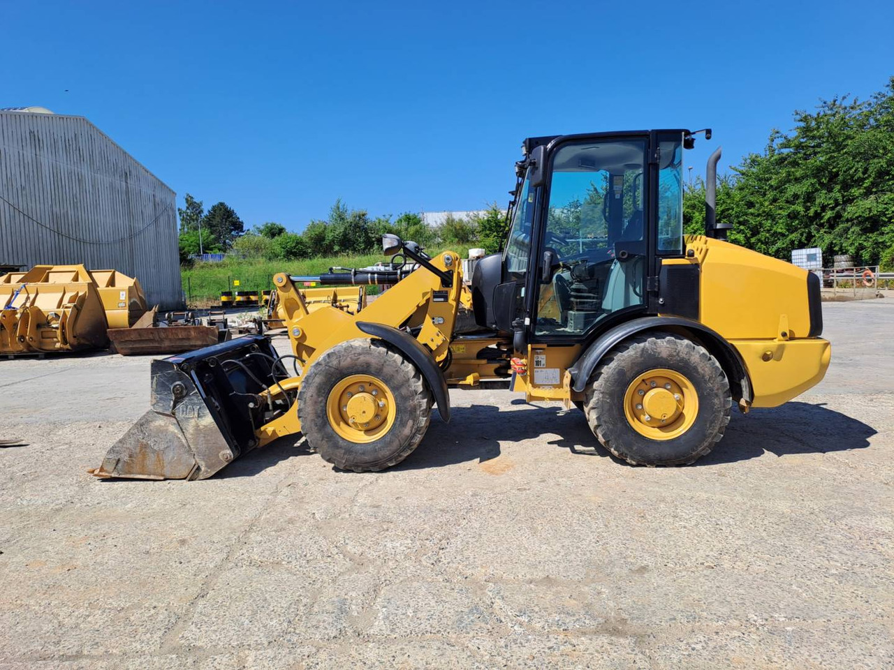Wheel loader CAT 906M