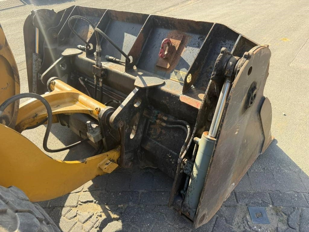 Wheel loader CAT 906M 1831h