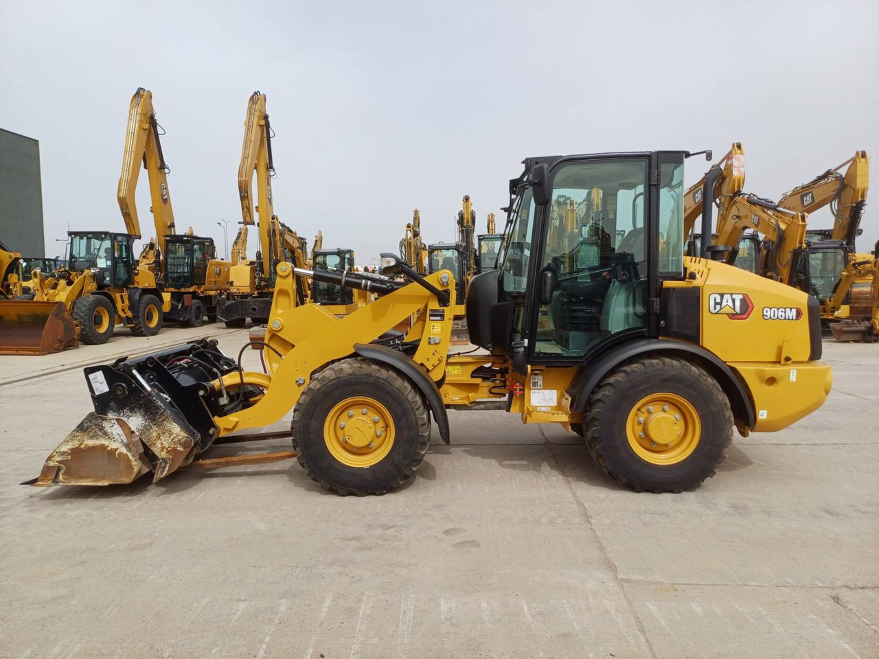 Wheel loader CAT 906 M
