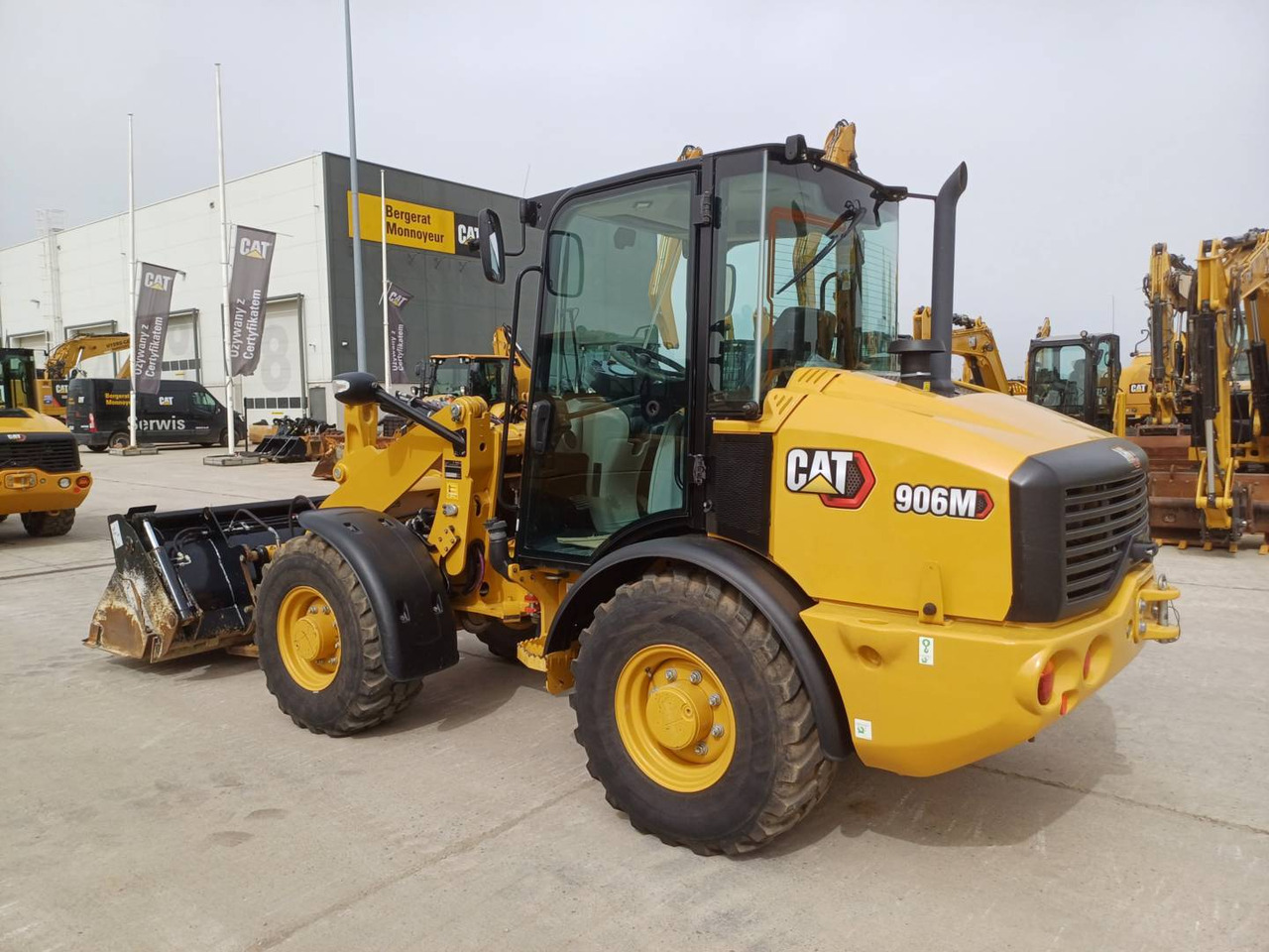 Wheel loader CAT 906 M