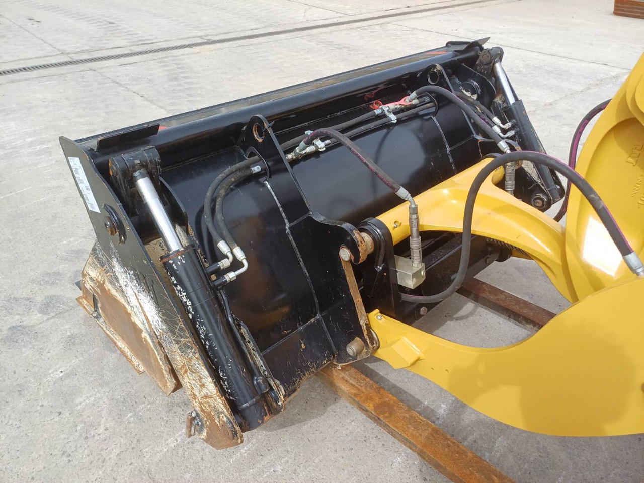 Wheel loader CAT 906 M